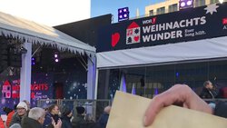 Die Fotos zeigen Karlheinz Stump bei der Übergabe der Spende in Düsseldorf.