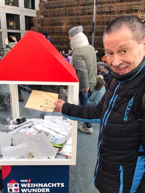 Die Fotos zeigen Karlheinz Stump bei der Übergabe der Spende in Düsseldorf.